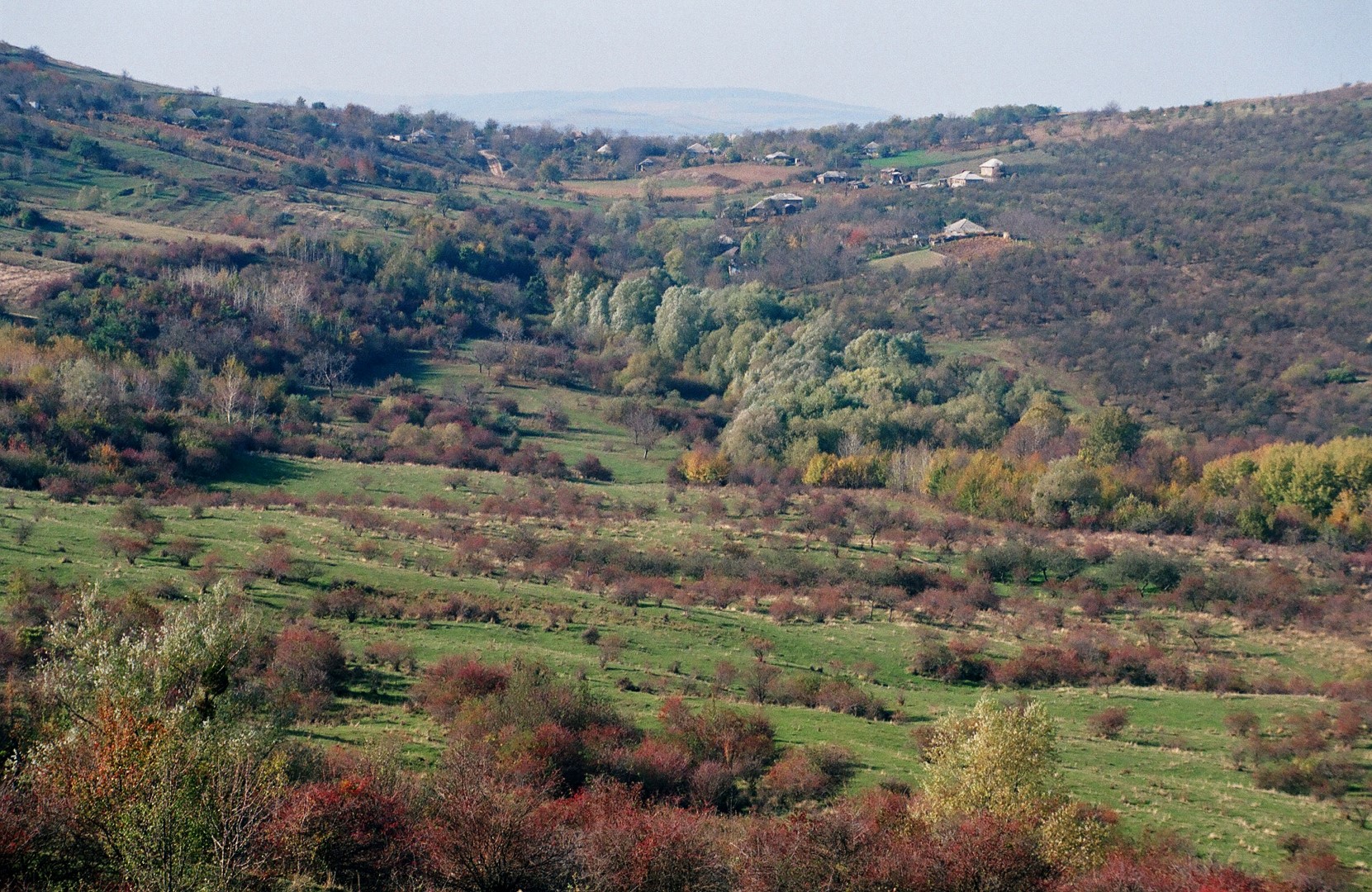 Partea de nord, de peste deal, a satului Sinești, numită „La Făgețel”, de unde izvorăște Ichelul